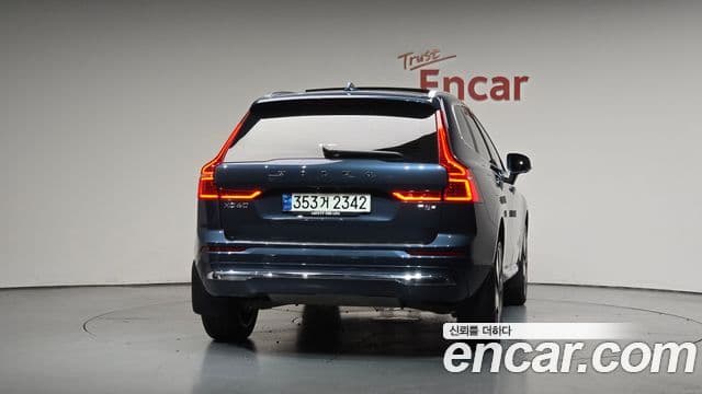 Volvo XC60 2024 — ფოტო 4/20