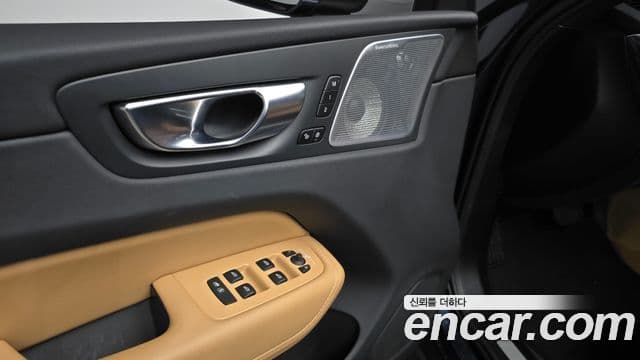 Volvo XC60 2024 — ფოტო 19/20