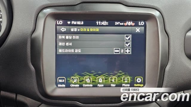 Jeep Renegade 2023 — ფოტო 17/20
