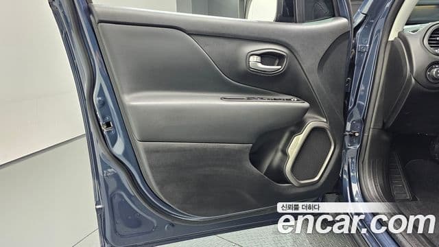 Jeep Renegade 2023 — Şəkil 28/34