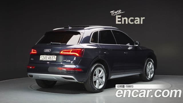 Audi Q5 2020 — ფოტო 9/31