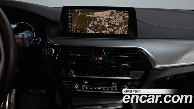 BMW 5 Series 2019 — фото 14 из 20