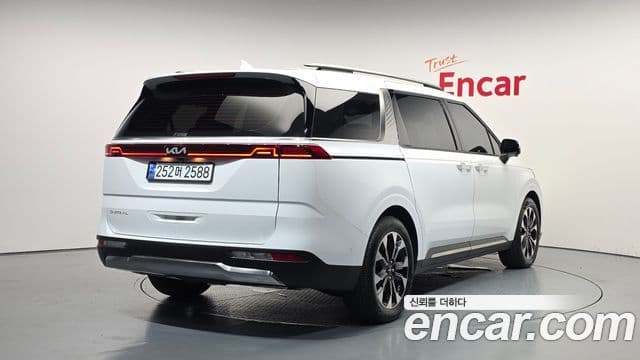 Kia Carnival 2023 — ფოტო 2/20