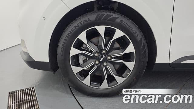 Kia Carnival 2023 — ფოტო 5/20
