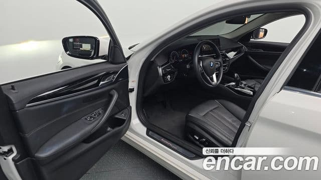 BMW 5 Series 2019 — Фото 10/20