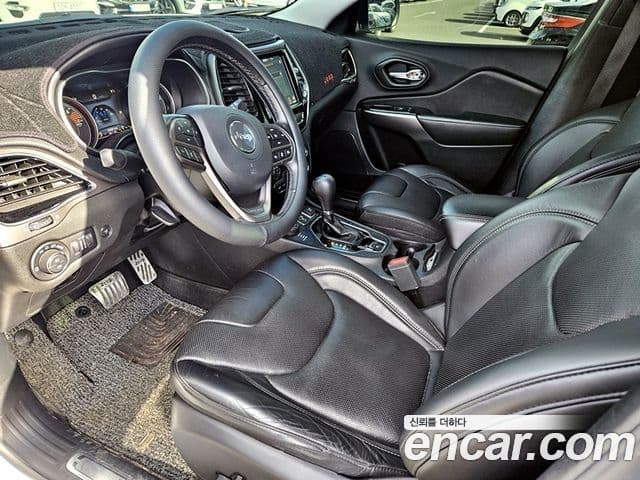 Jeep Cherokee 2020 — ფოტო 14/20