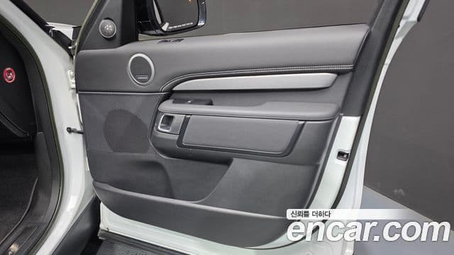 Land Rover Discovery 5 2023 — Photo 13/35