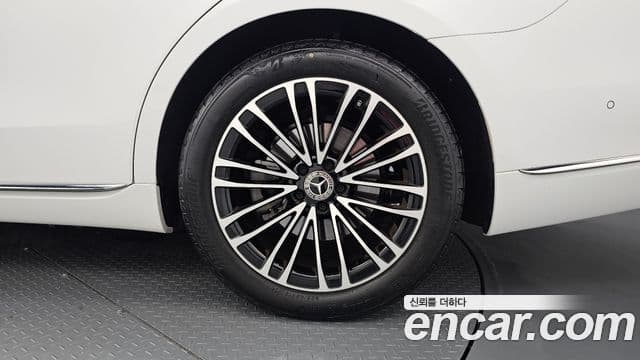 Mercedes-Benz S-Class 2025 — Photo 33/38