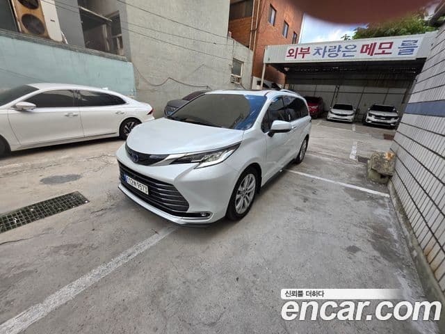 Toyota Sienna 2022 — Şəkil 4/10