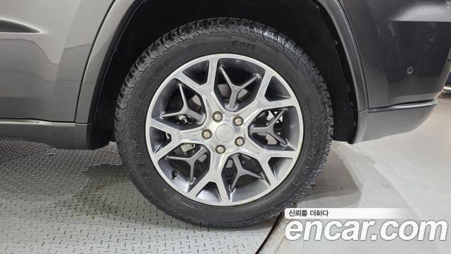 Jeep Grand Cherokee 2021 — Photo 31/31