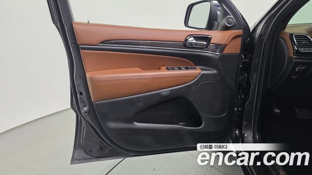 Jeep Grand Cherokee 2021 — Photo 2/31