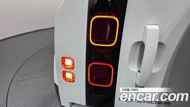 Land Rover Defender 2024 — Photo 8/34