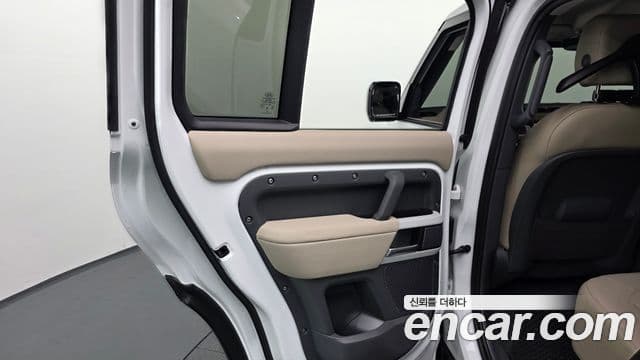 Land Rover Defender 2024 — Photo 22/34