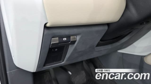 Land Rover Defender 2024 — Photo 25/34