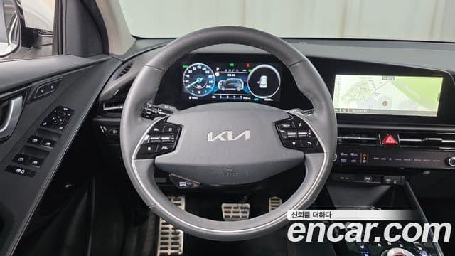 Kia Niro 2022 — ფოტო 14/20