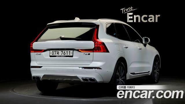 Volvo XC60 2019 — ფოტო 2/20