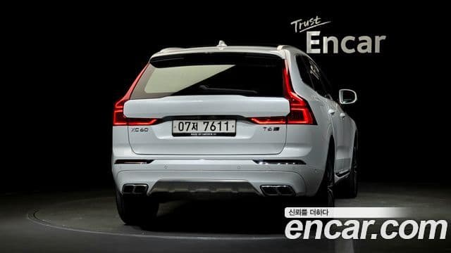 Volvo XC60 2019 — ფოტო 4/20