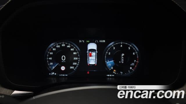 Volvo XC60 2019 — ფოტო 8/20