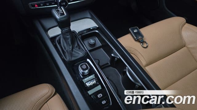 Volvo XC60 2019 — ფოტო 9/20