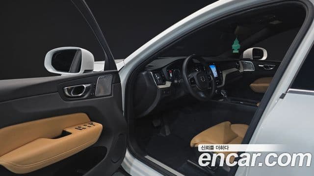 Volvo XC60 2019 — ფოტო 10/20