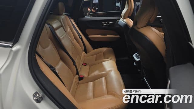 Volvo XC60 2019 — ფოტო 11/20