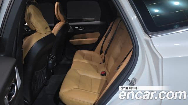 Volvo XC60 2019 — ფოტო 12/20