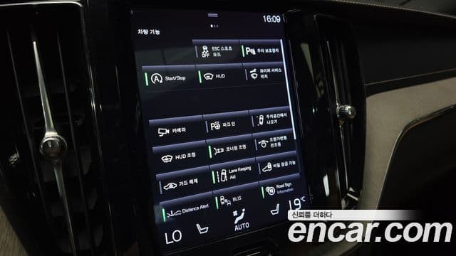 Volvo XC60 2019 — ფოტო 17/20