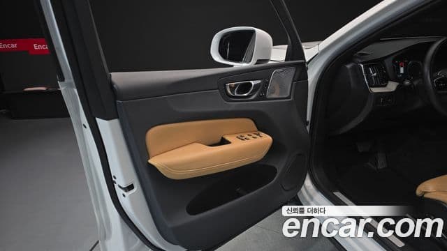 Volvo XC60 2019 — Şəkil 32/34