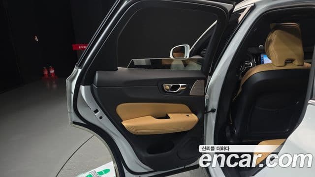 Volvo XC60 2019 — Şəkil 13/34