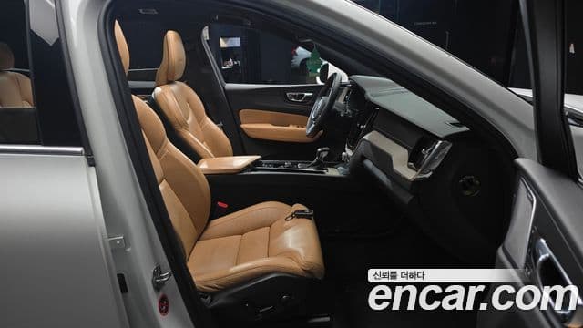 Volvo XC60 2019 — Şəkil 7/34