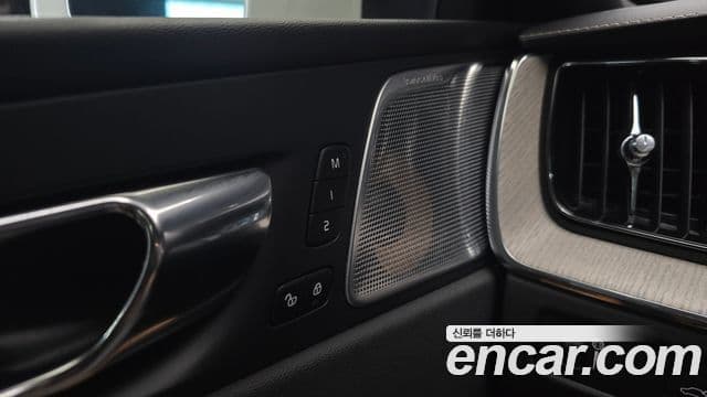 Volvo XC60 2019 — Şəkil 30/34