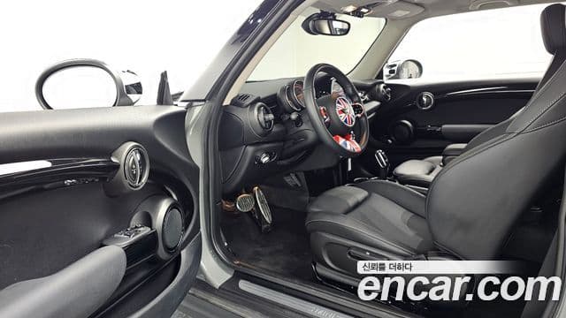 Mini Cooper 2021 — Photo 28/30