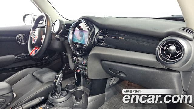 Mini Cooper 2021 — Photo 29/30