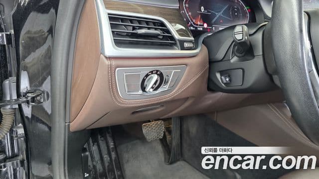 BMW 7 Series 2021 — Photo 12/35