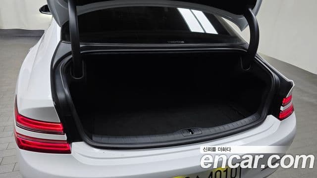 Genesis Electrified G80 2022 — ფოტო 18/20