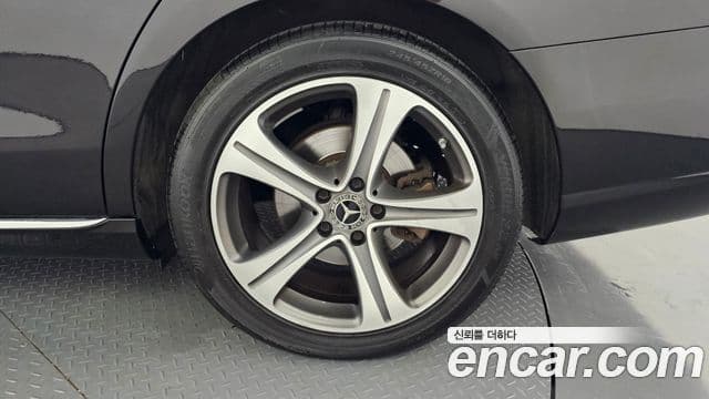 Mercedes-Benz E-Class 2018 — ფოტო 18/31