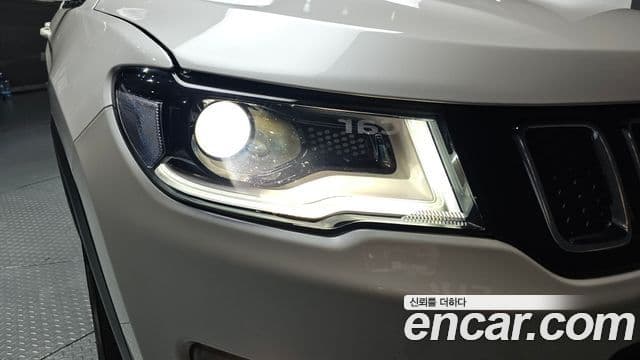 Jeep Compass 2021 — ფოტო 19/31