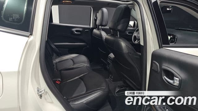 Jeep Compass 2021 — ფოტო 26/31