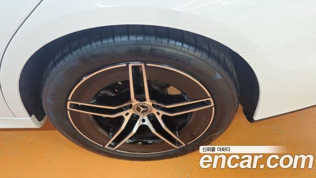 Mercedes-Benz E-Class 2025 — ფოტო 17/20
