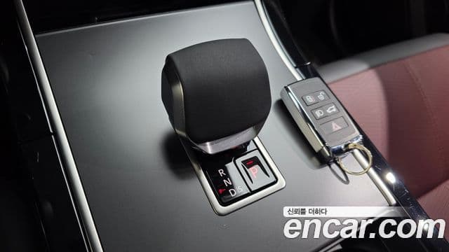 Land Rover Range Rover Velar 2025 — Photo 18/20