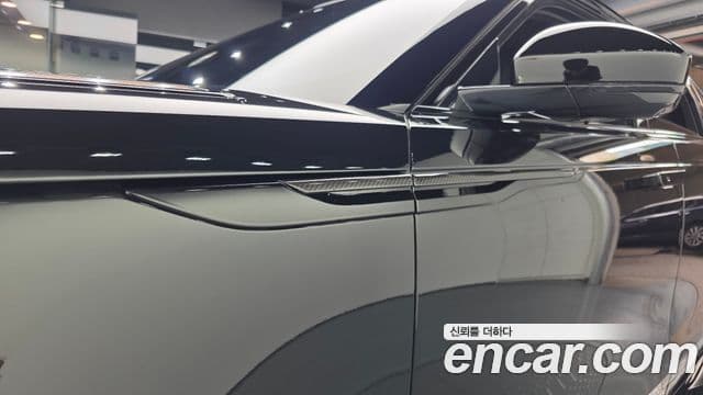 Land Rover Range Rover Velar 2025 — Photo 10/20