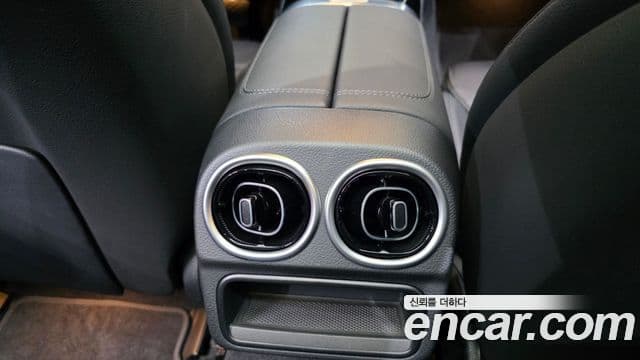Mercedes-Benz C-Class 2022 — ფოტო 19/20