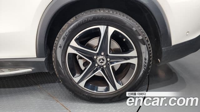 Mercedes-Benz GLE-Class 2021 — Photo 1/39