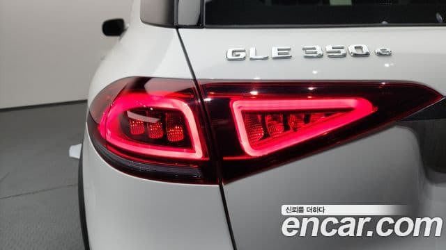 Mercedes-Benz GLE-Class 2021 — Photo 37/39