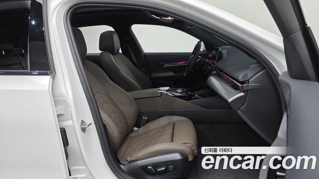 BMW 5 Series 2025 — Photo 28/31