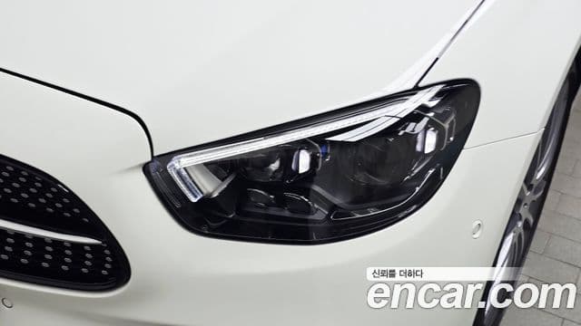 Mercedes-Benz E-Class 2022 — Photo 13/34