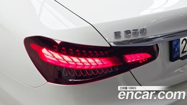 Mercedes-Benz E-Class 2022 — Photo 24/34
