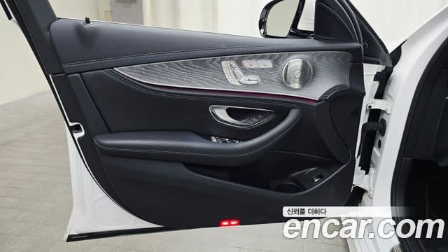 Mercedes-Benz E-Class 2022 — Photo 25/34