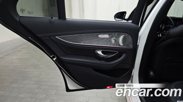 Mercedes-Benz E-Class 2022 — Photo 2/34