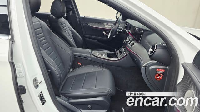Mercedes-Benz E-Class 2022 — Photo 28/34